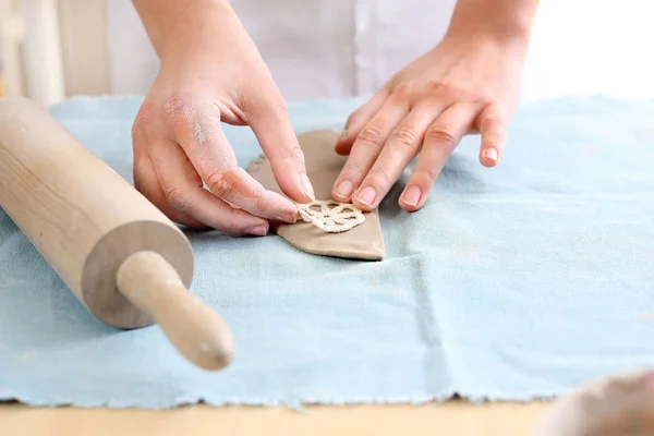 Taller de arte, arcilla de moldeo . — Foto de Stock