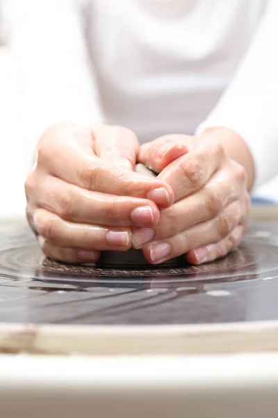 Pottenbakkerij, bezig met een potter van wiel — Stockfoto