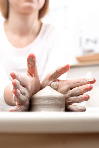 Werken aan een potter van wiel. — Stockfoto