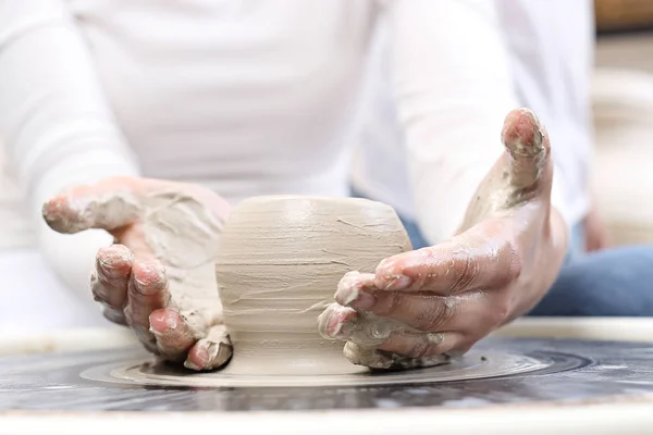 Laboratorio di ceramica, che lavora alla ruota di un vasaio — Foto Stock