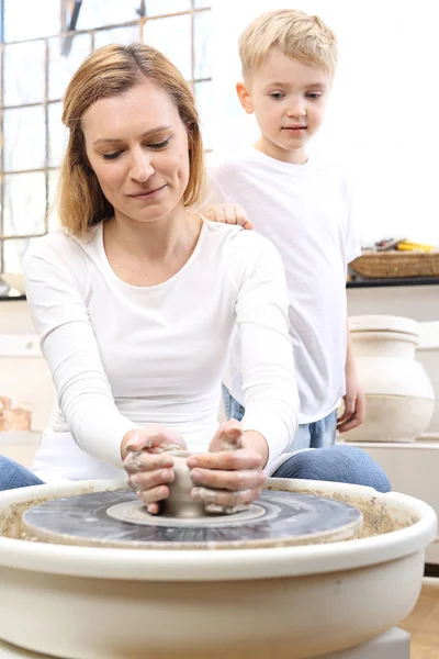 Working on a potter's wheel. — Stock Photo, Image