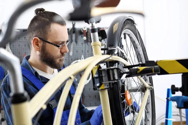 Serviço de reparação de bicicletas da roda . — Fotografia de Stock