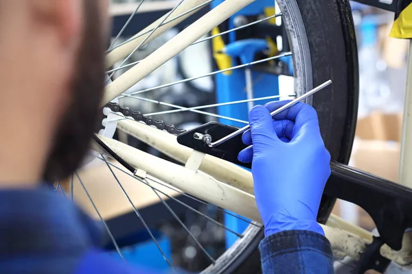 Servicio de bicicletas, desenroscar la carcasa de la cadena — Foto de Stock