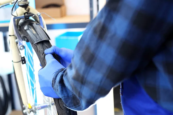 Fahrradservice, Radnabenreparatur. — Stockfoto