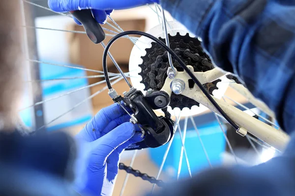 Repair the derailleur in the bike.