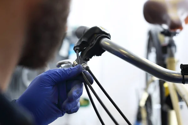 Bicicleta reparação spoof links nos freios . — Fotografia de Stock