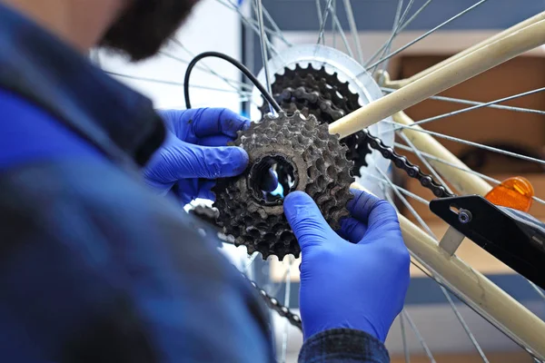 Reparação de bicicletas Serviço de bicicleta, reparação de bicicletas — Fotografia de Stock