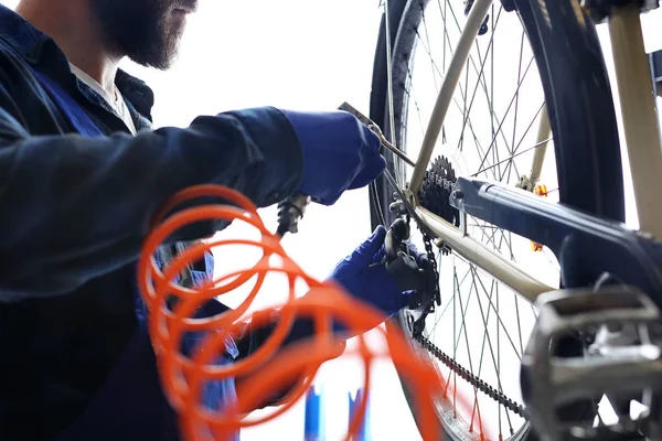 Naprawa rowerów. Czyszczenie roweru z sprężonego powietrza. — Zdjęcie stockowe
