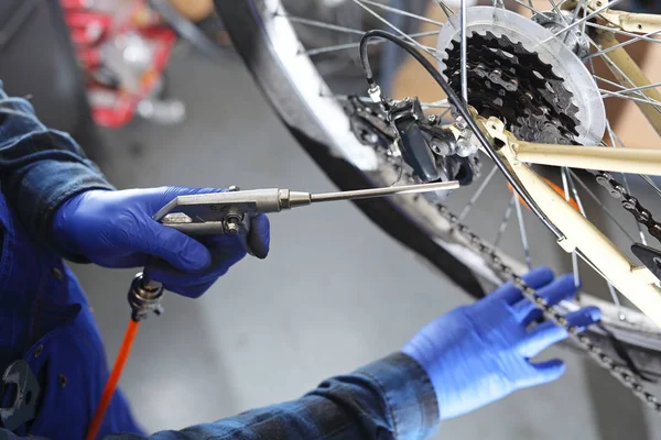 Preparando sua bicicleta para a temporada de ciclismo . — Fotografia de Stock