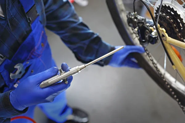 Takarítás a kerékpár. Kerékpár javítás. — Stock Fotó
