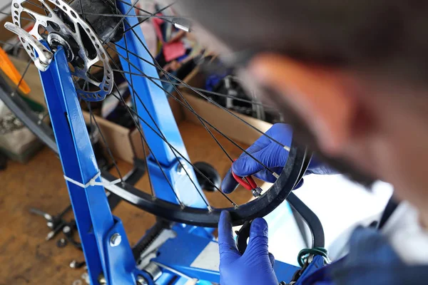 Замена шины на велосипеде . — стоковое фото
