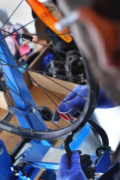 Centrering hjul på en cykel. — Stockfoto