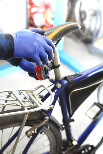 Cykel sadel, Cykelservice — Stockfoto