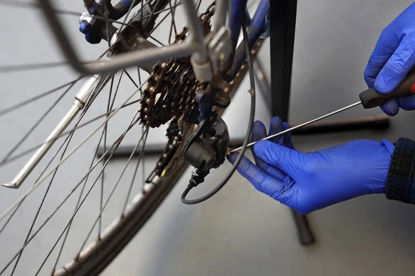 Schaltwerk im Fahrradservice verstellbar. — Stockfoto