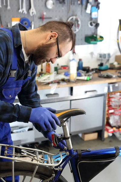 Reparación de bicicletas, reemplazo de sillín . —  Fotos de Stock