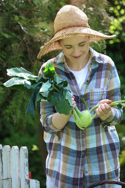 Το γογγύλι. Θηλυκό κηπουρός συλλέγει άνοιξη λαχανικά — Φωτογραφία Αρχείου