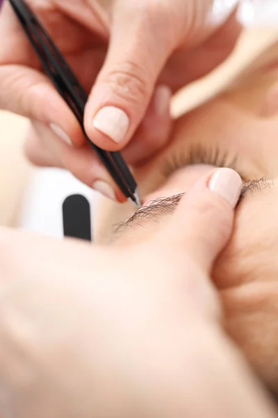 Réglage des sourcils dans le salon de beauté . — Photo