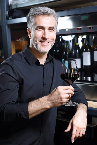 Ein Glas Rotwein zum Abendessen. Mann trinkt Wein — Stockfoto