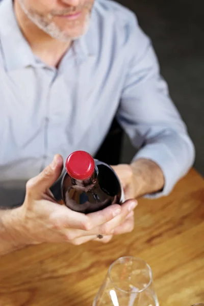 ¿Vino blanco o tinto? El hombre vierte vino en una copa . — Foto de Stock