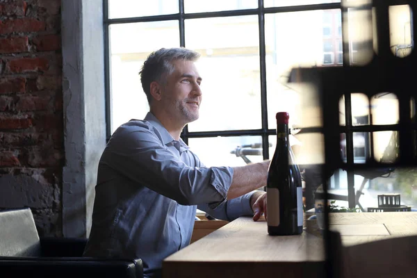 Citas en el restaurante. Un hombre guapo ofrece vino —  Fotos de Stock