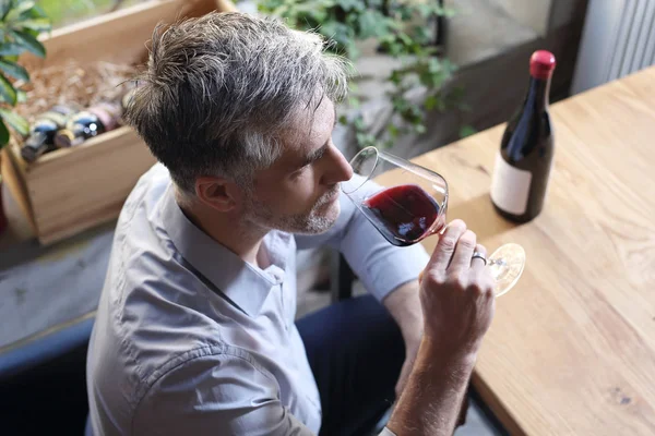 Şarap adam şarap içme içme. — Stok fotoğraf