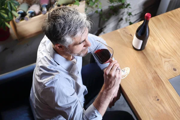 Entspannen Sie sich nach einem anstrengenden Arbeitstag. Mann trinkt Wein auf der Terrasse — Stockfoto