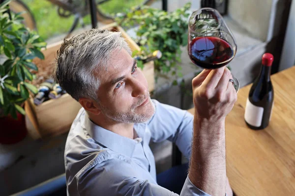 Rotwein, perfektes Bouquet und Farbe. Sommelier verkostet Wein — Stockfoto