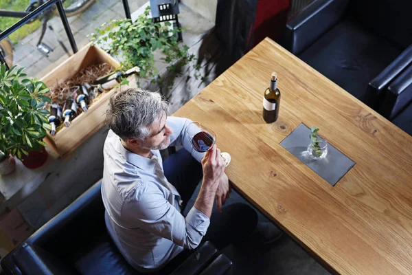 Schöner Mann mittleren Alters trinkt Wein. — Stockfoto