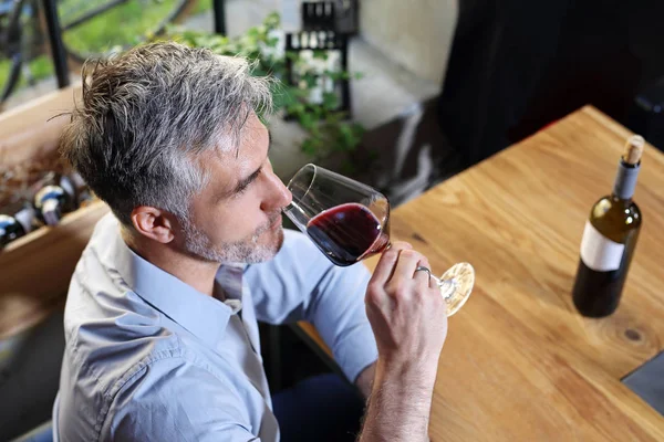 Mann trinkt Wein. — Stockfoto