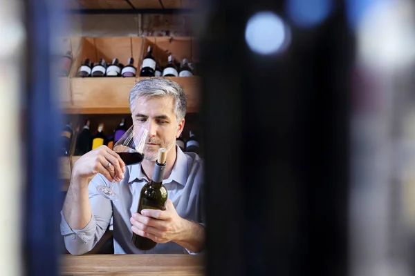 Momento di relax con un bicchiere di vino . — Foto Stock