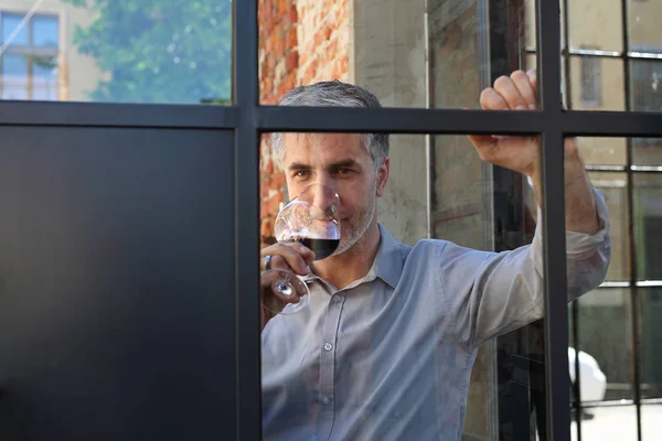 Człowiek pijący wino. — Zdjęcie stockowe