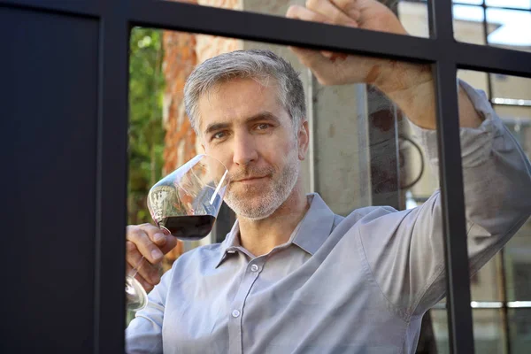 Bir bardak şarap. Şarap içme adam — Stok fotoğraf