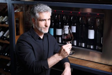 Sommelier Şarap seçer.