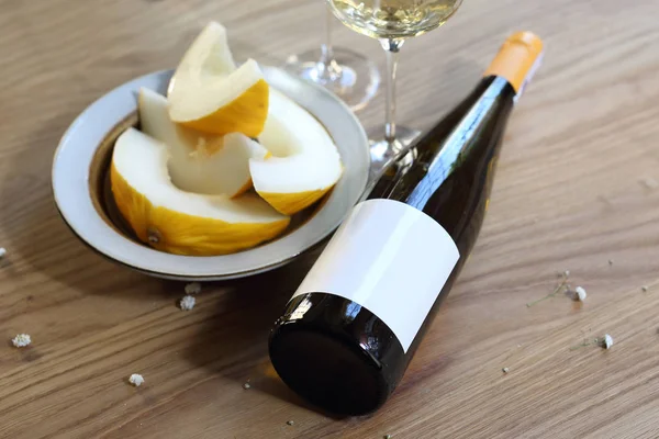 Aperitif, ein Glas Weißwein und Melone. — Stockfoto