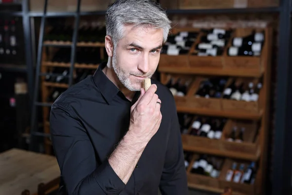 Sommelier riecht den Korken vom Wein. — Stockfoto