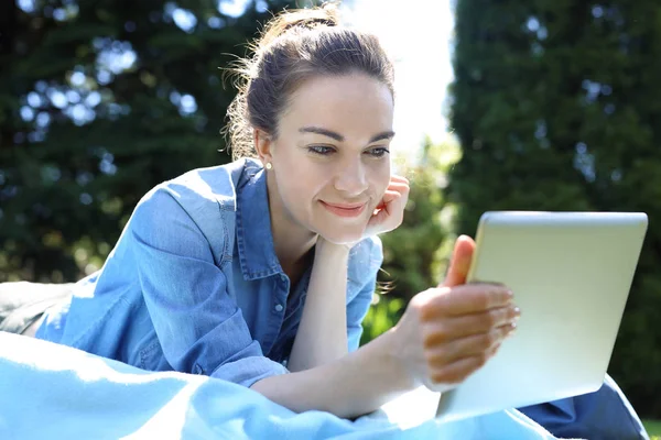 Rest van de zomer in de tuin. — Stockfoto