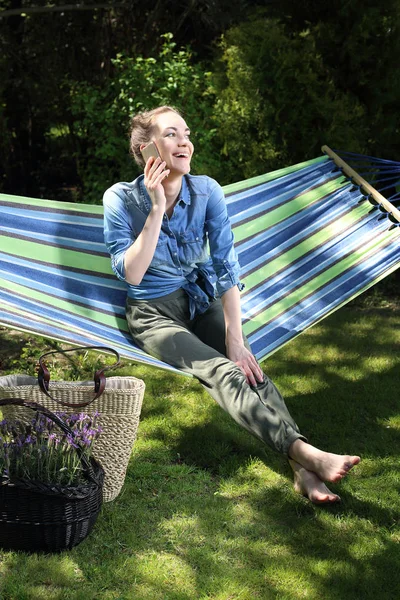 Relaxar no jardim. — Fotografia de Stock