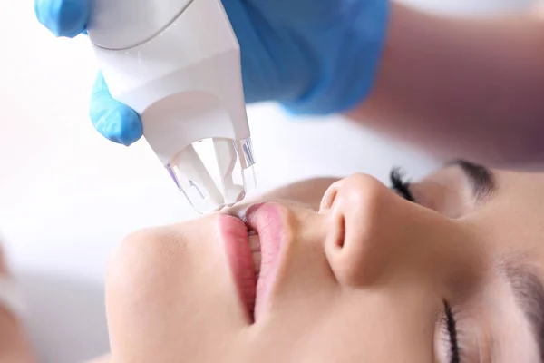 Uma massagem facial a vácuo usando uma cabeça especial — Fotografia de Stock