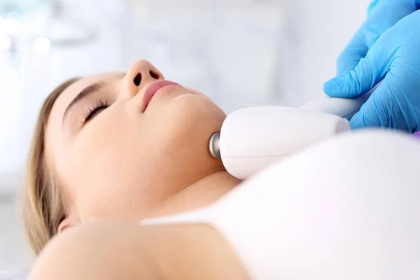 Ultrasound, a woman in the beauty salon — Stock Photo, Image