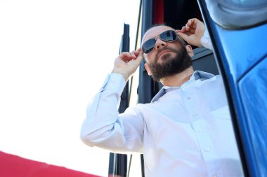 Otobüs şoförü güneş gözlüğü geliştirir.