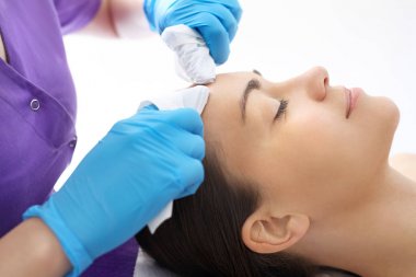 El ile yüz temizleyici.