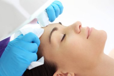 El ile yüz temizleyici.