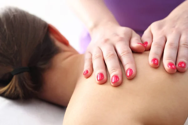 Massör Massera Baksidan Kvinna Massagesalong — Stockfoto