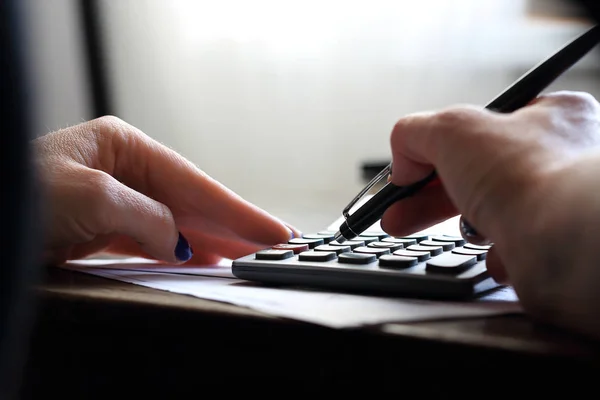 Escritório de contabilidade. Mulher conta com uma calculadora . — Fotografia de Stock