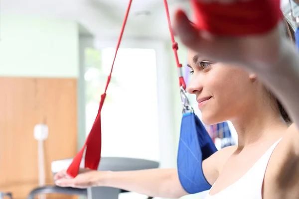 Revalidatie kamer. De vrouw is beoefenen op de hangers — Stockfoto