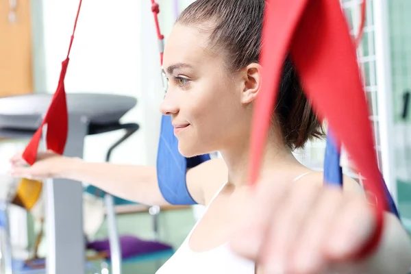 Rehabilitation of upper limbs. Woman is practicing her hands on relieving slings. — Stock Photo, Image