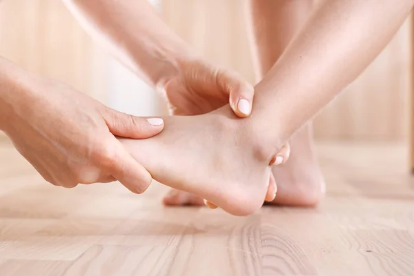 Massage van de voet van de baby. — Stockfoto