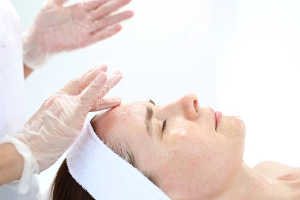 Cuidado de la piel, masajear la piel facial . — Foto de Stock