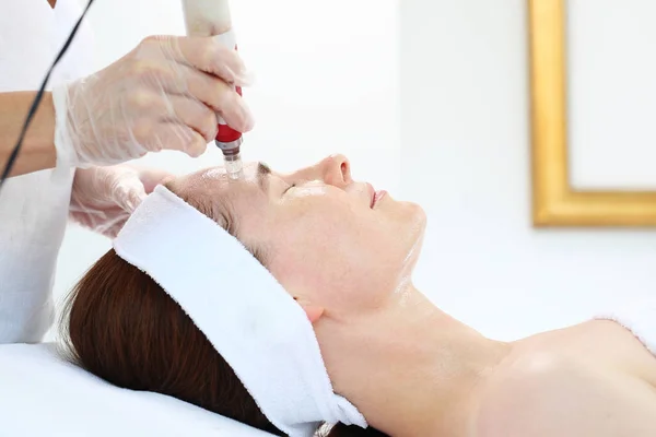 미세 바늘 mesotherapy, 치료 여자 미용사에 — 스톡 사진