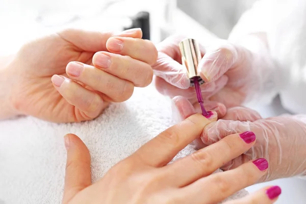 Лак для ногтей женщина для косметолога — стоковое фото